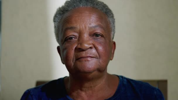 Retrato Una Mujer Mayor Brasileña Negra Con Expresión Neutral Mirando — Vídeos de Stock
