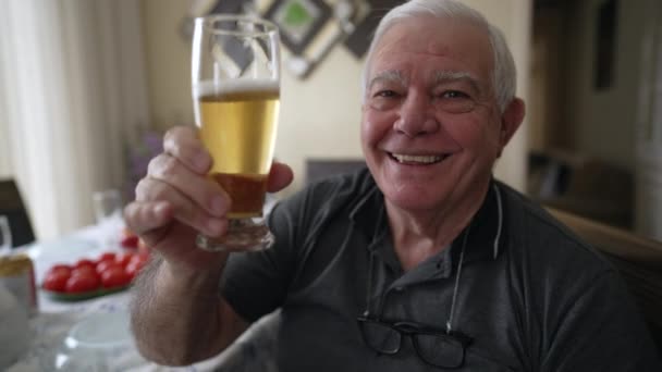 Ηλικιωμένος Σηκώνει Ποτήρια Μπύρας Στην Κάμερα Χαμογελώντας Στην Κάμερα Και — Αρχείο Βίντεο