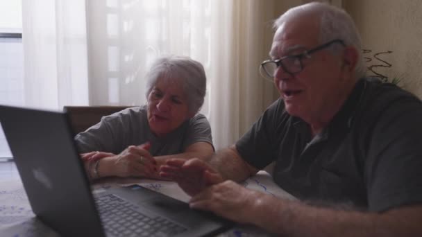Видеоконференция Семьёй Расстоянии Пожилых Пар — стоковое видео