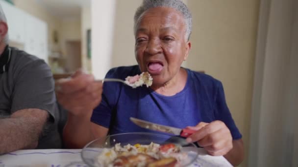 Une Femme Âgée Noire Brésilienne Mange Déjeuner Dame Afro Américaine — Video