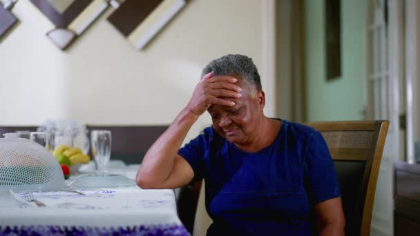 Una Mujer Negra Mayor Preocupada Sentada Casa Sola Con Mano — Vídeos de Stock