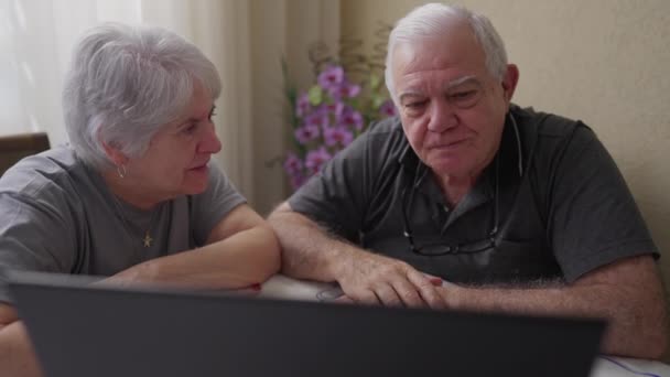 Yaşlı Akrabalar Video Konferansında Ailesiyle Konuşuyor Görüntü Sohbetinde Dizüstü Bilgisayara — Stok video