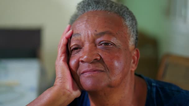Mujer Negra Mayor Pensativa Perdida Pensamiento Casa Mirando Con Mano — Vídeos de Stock