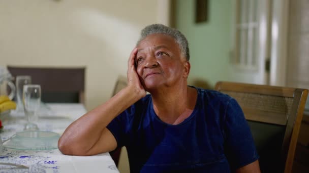 Одна Пожилая Черная Женщина Созерцании Дом Глядя Теряется Мыслях Старший — стоковое видео