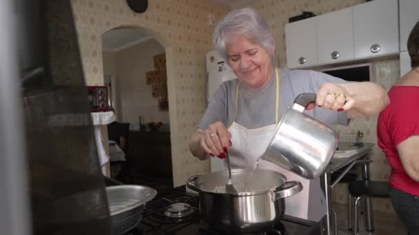 Escena Doméstica Auténtica Mujer Blanca Mayor Cocinando Comida Para Familia — Vídeos de Stock