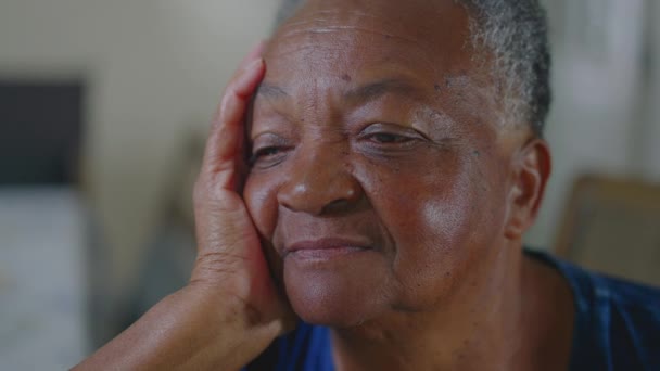 Großaufnahme Des Gesichts Einer Nachdenklichen Älteren Frau Mit Hand Wange — Stockvideo