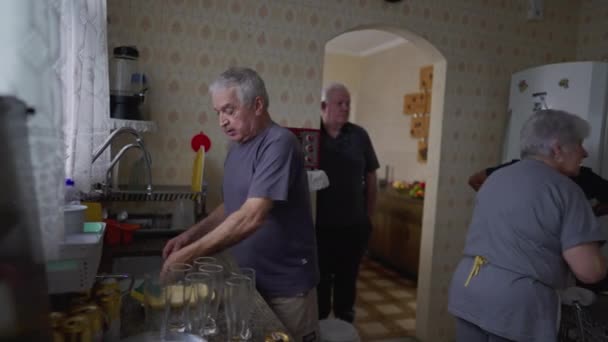 Amigos Seniores Envolvidos Rotina Fim Semana Lavagem Secagem Pratos Pós — Vídeo de Stock