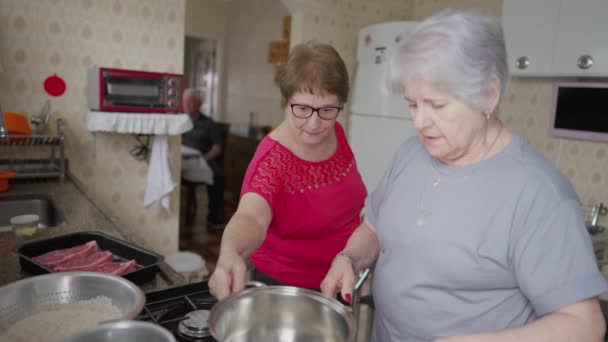 Две Пожилые Женщины Стоящие Кухне Готовящие Еду Старшая Коллега Передающая — стоковое видео