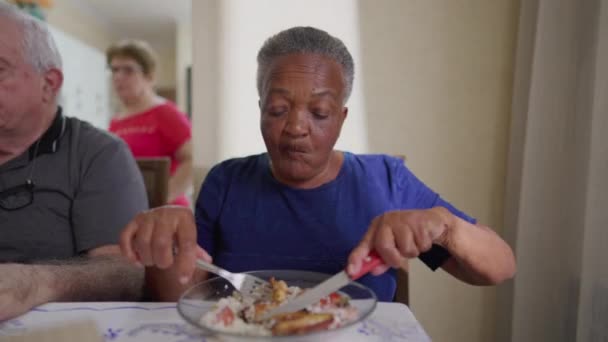 Mujer Mayor Almorzando Con Amigos Una Anciana Brasileña Negra Come — Vídeos de Stock