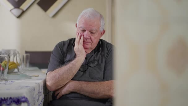 Ehrlicher Nachdenklicher Älterer Mann Der Der Einsamkeit Hause Über Probleme — Stockvideo