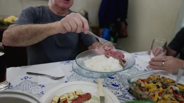 Homem Mais Velho Servindo Comida Para Amigo Entregando Prato Grupo — Vídeo de Stock