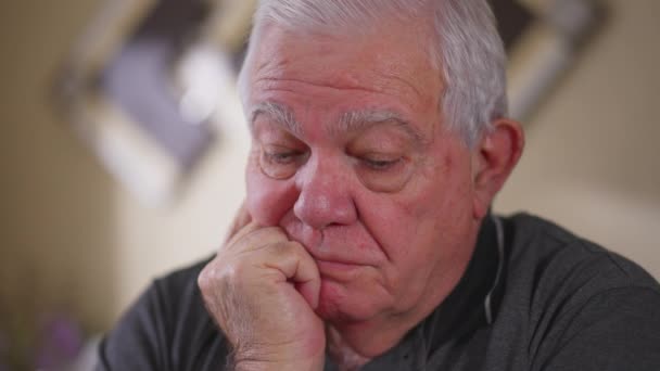 Θλιβερό Ανήσυχο Πρόσωπο Ηλικιωμένου Απελπισμένος Ηλικιωμένος Άνδρας Καυκάσιος Στο Πηγούνι — Αρχείο Βίντεο