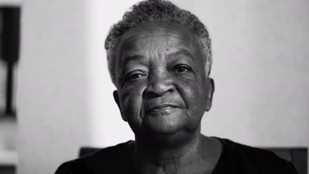 Donna Afroamericana Anziana Primo Piano Volto Guardando Fotocamera Con Espressione — Video Stock