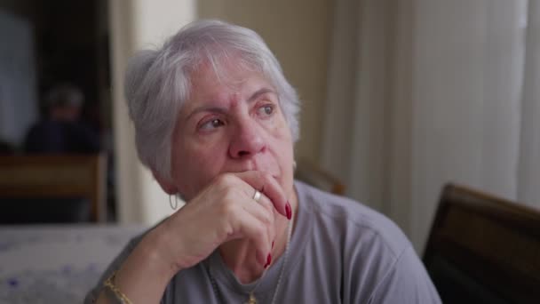 Una Mujer Mayor Meditativa Reflexionando Sobre Solución Mientras Mira Por — Vídeos de Stock