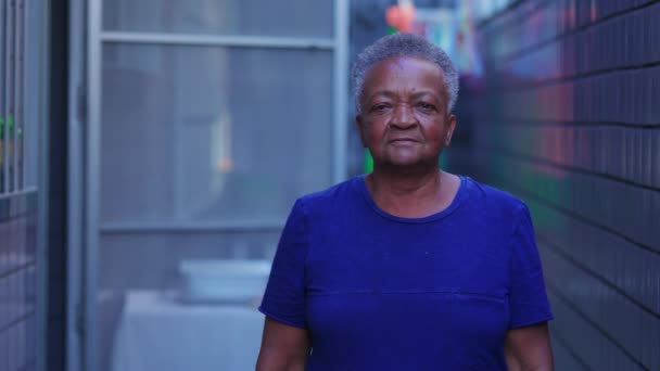 Una Anciana Negra Parada Patio Residencial Mirando Cámara Con Expresión — Vídeo de stock