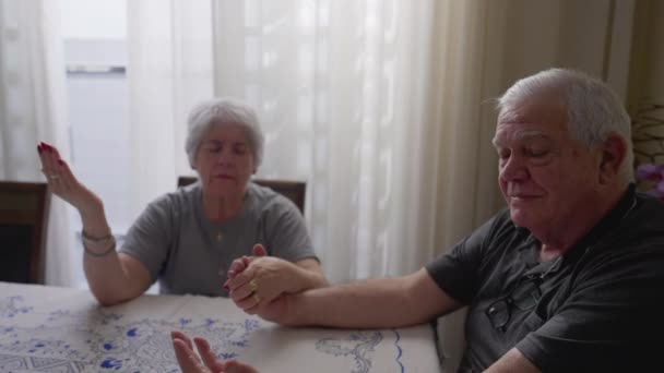 Ηλικιωμένο Ζευγάρι Προσεύχονται Στο Σπίτι Θρησκευτικά Αφοσιωμένοι Ηλικιωμένοι Σύζυγοι Που — Αρχείο Βίντεο
