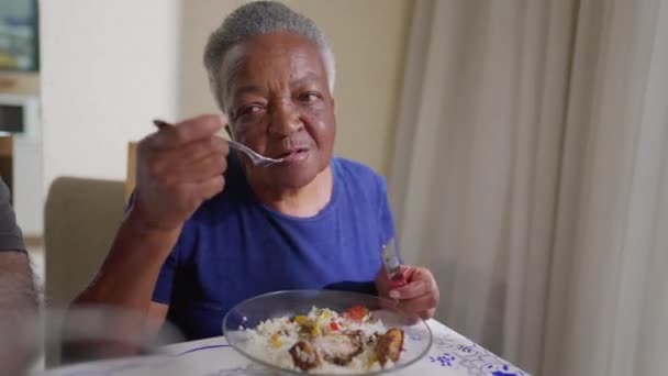Brasileña Afroamericana Senior Mujer Disfrutando Almuerzo Anciana Dama Comedor — Vídeos de Stock