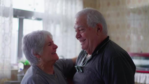 Gelukkige Laatstejaars Paar Dansen Samen Thuis Door Keukenraam Vreugdevolle Kaukasische — Stockvideo