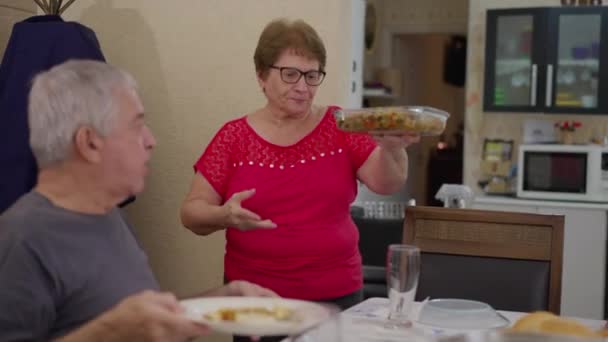 Ηλικιωμένοι Φίλοι Μαζεμένοι Για Μεσημεριανό Μια Ηλικιωμένη Γυναίκα Φέρνει Φαγητό — Αρχείο Βίντεο