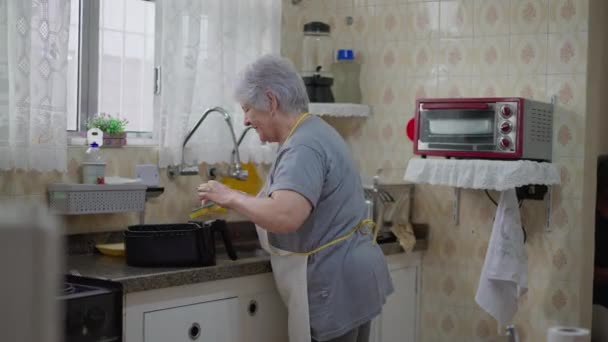 Mujer Mayor Pie Junto Fregadero Cocina Haciendo Actividades Domésticas Vuelve — Vídeos de Stock