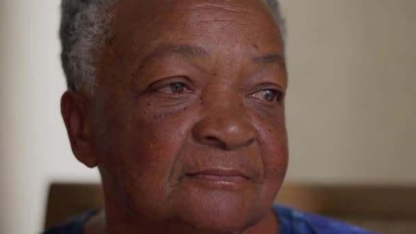 Närbild Lyhörd Svart Äldre Kvinna Kontemplativ Afroamerikansk Äldre Person Med — Stockvideo
