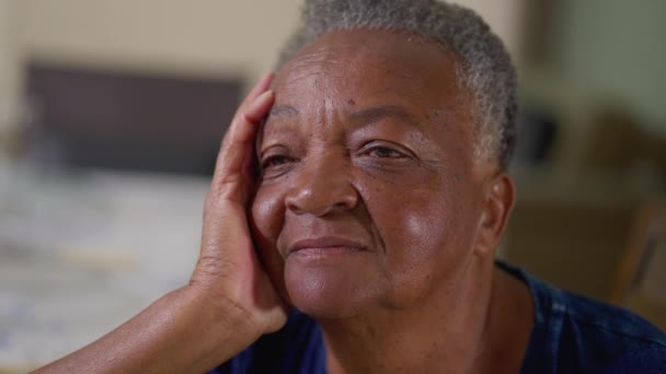 Крупный План Задумчивой Афроамериканской Пожилой Женщины Сидящей Дома Потерявшейся Мечте — стоковое видео