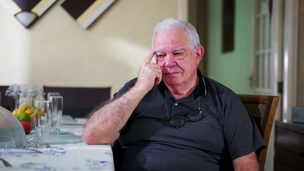 Pensioen Senior Man Zit Thuis Eenzaamheid Terwijl Hij Nadenkt Problemen — Stockvideo