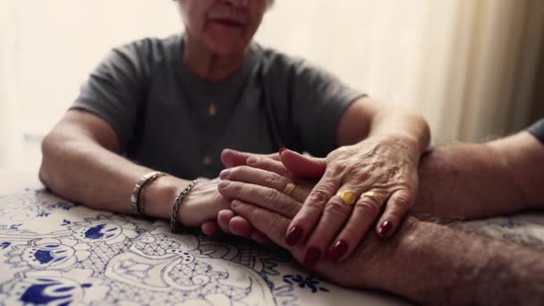 Пара Пожилых Людей Держащихся Руки Знак Поддержки Заботы Трудные Времена — стоковое видео