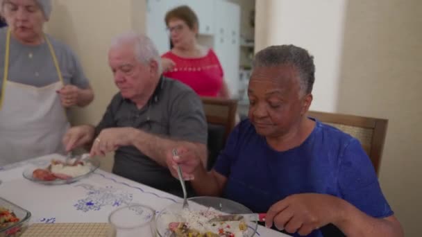 Farklı Kıdemli Arkadaşlar Birlikte Yemek Yiyor Yaşlılar Buluşması Öğle Yemeği — Stok video