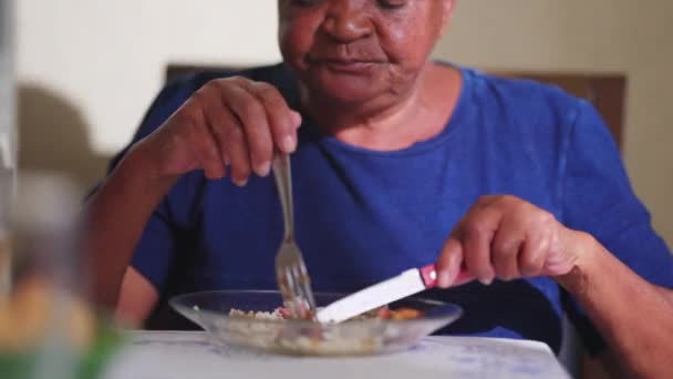 Откровенная Подлинная Сцена Черной Бразильской Пожилой Женщины Наслаждающейся Обедом Афроамериканским — стоковое видео
