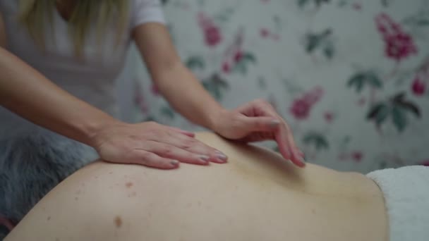Fisioterapeuta Alegre Fornecendo Massagem Volta Cliente Sênior — Vídeo de Stock