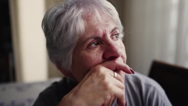 Close Van Pensive Senior Vrouw Diepe Mentale Reflectie Een Blanke — Stockvideo