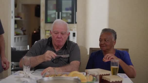 Скрытые Старшие Друзья Собрались Обед Подлинные Пожилые Люди Сидящие Едой — стоковое видео