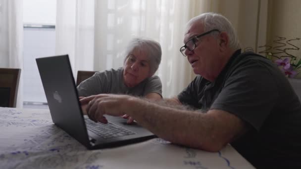 Evde Oturma Odasında Dizüstü Bilgisayarın Önünde Oturan Yaşlı Çift Üst — Stok video