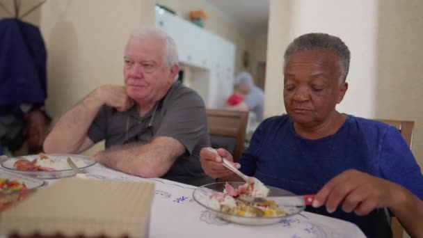 Primer Plano Una Anciana Afroamericana Amigo Caucásico Almuerzo Reunión Del — Vídeos de Stock