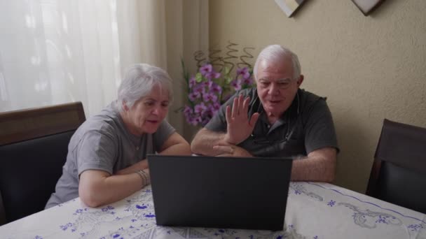 Idősek Videokonferencián Keresztül Kommunikálnak Családtaggal Számítógépes Laptopon Idősebb Férj Feleség — Stock videók