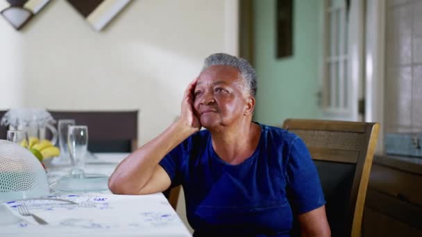 Страшная Афроамериканская Пожилая Женщина Сидит Дома Мечтает Созерцательным Взглядом Черная — стоковое видео