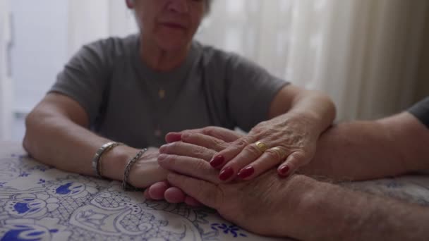 Старшие Пары Держатся Руки Романтическом Жесте Целуются Пожилые Муж Жена — стоковое видео