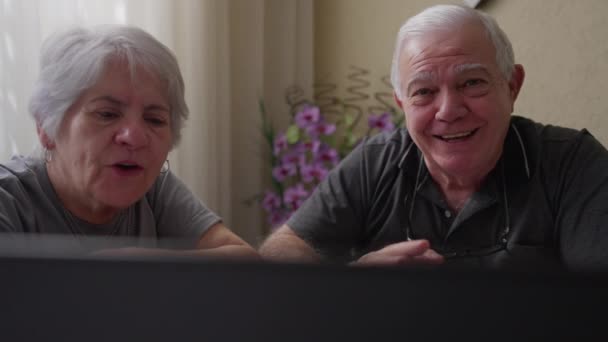 Senior Paar Winkt Während Der Familien Videokonferenz Auf Laptop Ältere — Stockvideo