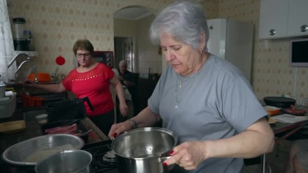 Auténtica Escena Cándida Mujeres Mayores Preparando Comida Cocina Miembros Familia — Vídeos de Stock
