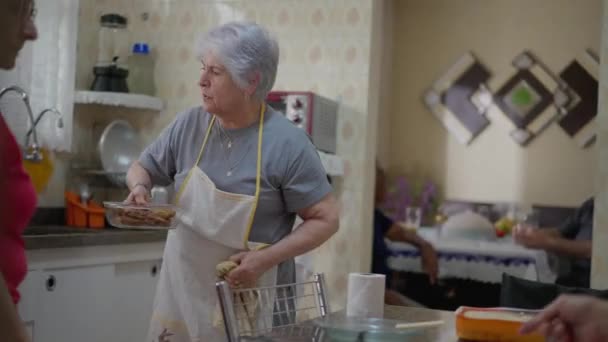 在厨房做饭的老年妇女 为老年人做饭和互动的真实的家庭生活方式 — 图库视频影像