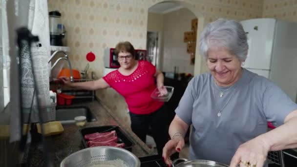 Candid Senior Vrouwen Bereiden Eten Keuken Authentieke Echte Familieleden Koken — Stockvideo