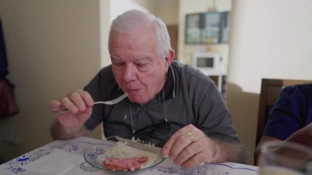 Hombre Mayor Almorzando Con Amigos Anciano Caucásico Come Comida — Vídeos de Stock