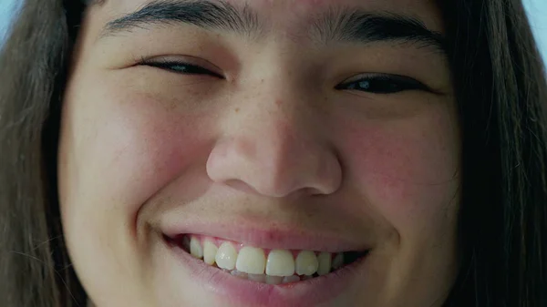 若いアジアの女性の喜びの目 多様な女性の笑顔でマクロクローズアップ詳細を明らかに 20代の放射性物質に焦点を当てたクリスタルクリア — ストック写真