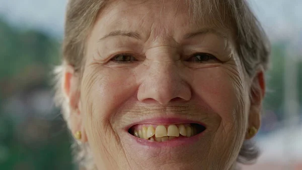 Retrato Una Alegre Mujer Mayor Cara Cerca Sonriendo Cámara — Foto de Stock