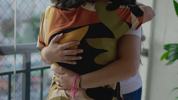Nieta Abrazando Abuela Auténtica Reunión Familiar Una Diversa Joven Asiática — Foto de Stock