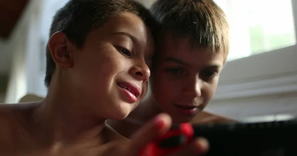 Két Testvér Játszik Vezérlővel Testvér Figyeli Megosztja Testvér Képernyőn — Stock Fotó