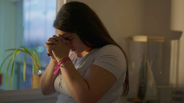 Katolická Jihoamerická Mladá Žena Modlitbě Doma Ruce Zaťaté Oddanosti Pannou — Stock fotografie