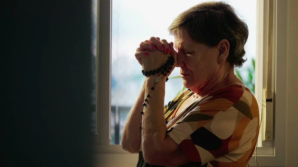 Честная Католическая Старшая Женщина Молится Розарий Дома Настоящий Пожилой Человек — стоковое фото