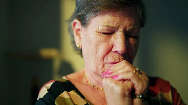Старшая Женщина Молится Богу Крупным Планом Лицо Пожилого Верного Пожилого — стоковое фото
